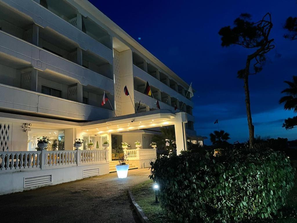 Domizia Palace Hotel Baia Domizia Esterno foto